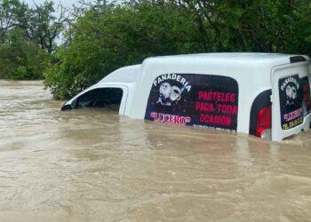 Camioneta de panadería queda casi cubierta por el agua en camino de terracería en Llera, Tamaulipas