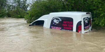 Camioneta de panadería queda casi cubierta por el agua en camino de terracería en Llera, Tamaulipas