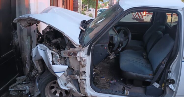 Camioneta impacta casa y causa fuga de gas en Cd. Victoria, Tamaulipas