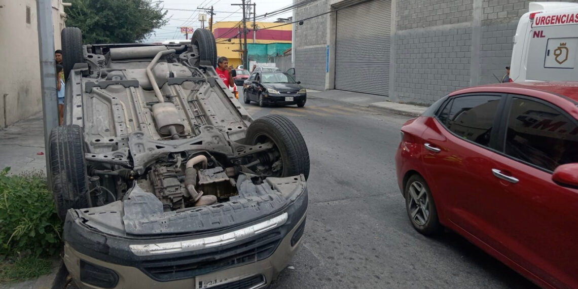 Camioneta pierde el control al pasar un bordo y vuelca en Monterrey, Nuevo León