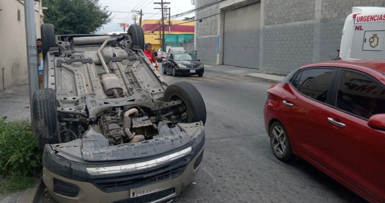 Camioneta pierde el control al pasar un bordo y vuelca en Monterrey, Nuevo León