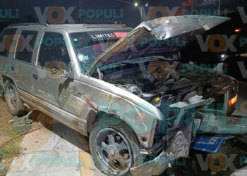 Camioneta se estrella contra poste y parador de autobús en Altamira, Tamaulipas