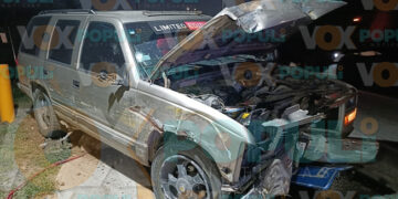 Camioneta se estrella contra poste y parador de autobús en Altamira, Tamaulipas