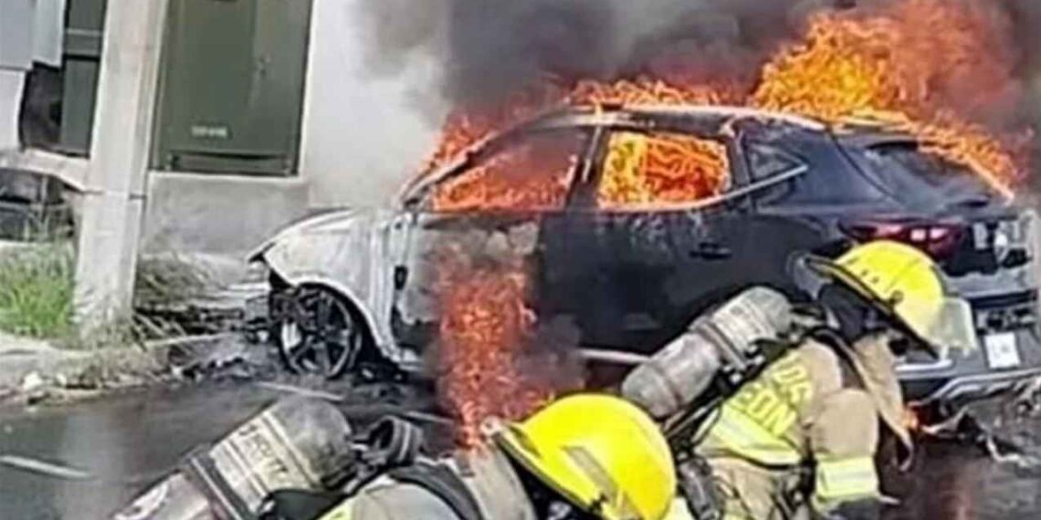 Camioneta se incendia en el estacionamiento de una clínica de Monterrey, NL
