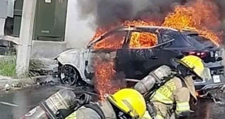 Camioneta se incendia en el estacionamiento de una clínica de Monterrey, NL