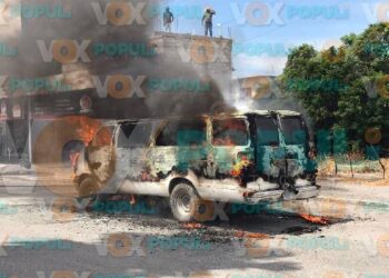 Camioneta se incendia en marcha por cortocircuito en Cd. Victoria, Tamaulipas