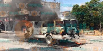 Camioneta se incendia en marcha por cortocircuito en Cd. Victoria, Tamaulipas