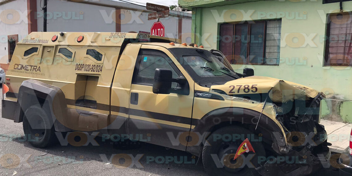 Camioneta se pasa el alto y choca con camión de valores en Ciudad Victoria, Tamaulipas