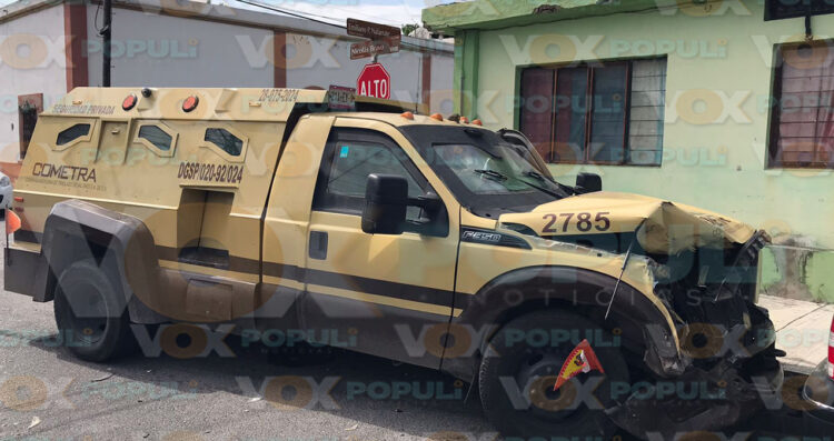 Camioneta se pasa el alto y choca con camión de valores en Ciudad Victoria, Tamaulipas
