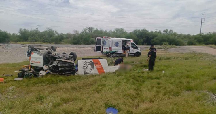 Camioneta sufre volcadura en la carretera Reynosa-Monterrey; hay un lesionado