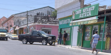 Camioneta termina proyectada tras accidente en el centro de Reynosa, Tamaulipas