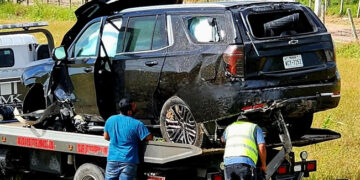 Camioneta vuelca en carretera a la playa de Matamoros, Tamaulipas; tripulantes huyen del lugar
