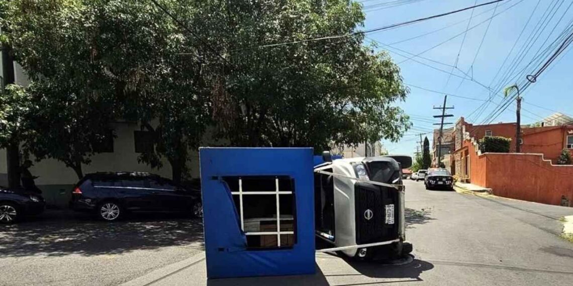 Camioneta vuelca tras atorarse con cables en Monterrey, Nuevo León