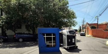 Camioneta vuelca tras atorarse con cables en Monterrey, Nuevo León