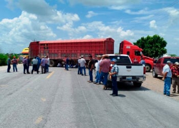 Campesinos bloquean carretera Victoria-Matamoros; Gobierno de Tamaulipas mantiene diálogo abierto