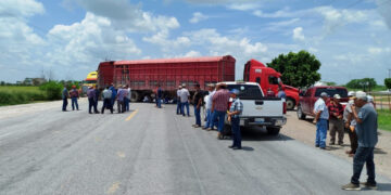 Campesinos bloquean carretera Victoria-Matamoros; Gobierno de Tamaulipas mantiene diálogo abierto