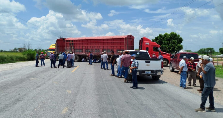 Campesinos bloquean carretera Victoria-Matamoros; Gobierno de Tamaulipas mantiene diálogo abierto