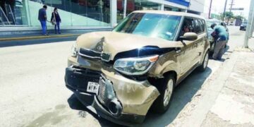 Choca auto estacionado Laredo