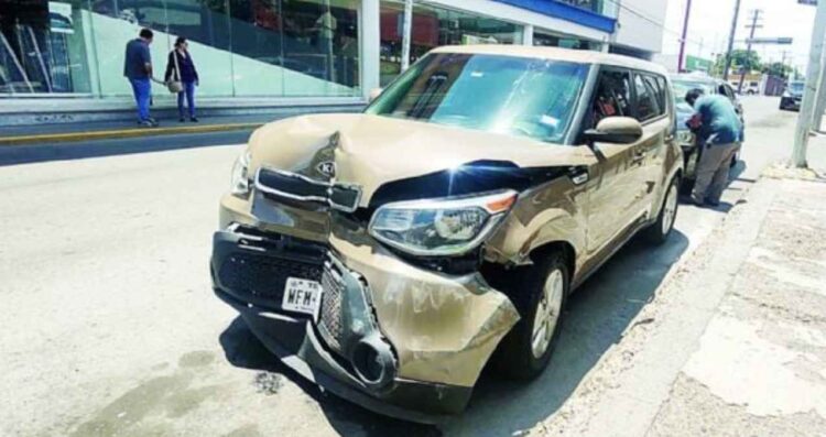 Choca auto estacionado Laredo