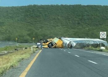 tráiler volcado Montemorelos