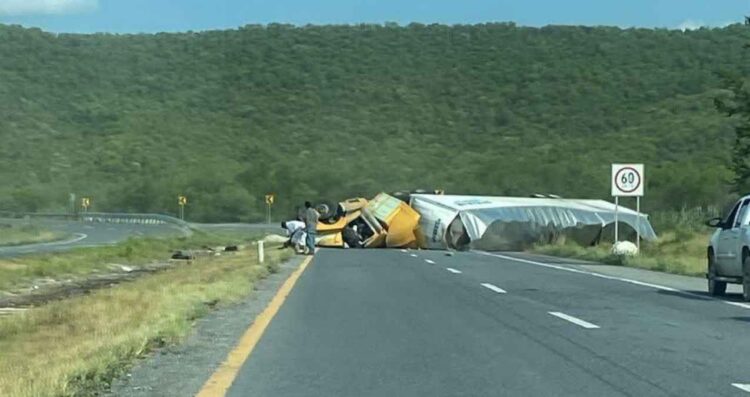 tráiler volcado Montemorelos