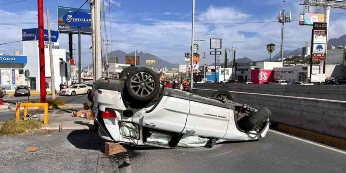 camioneta volcadura Paseo de los Leones