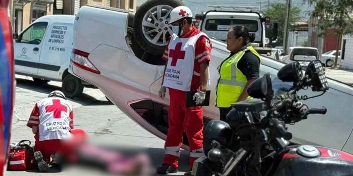 Zona norte Monterrey auto volcado