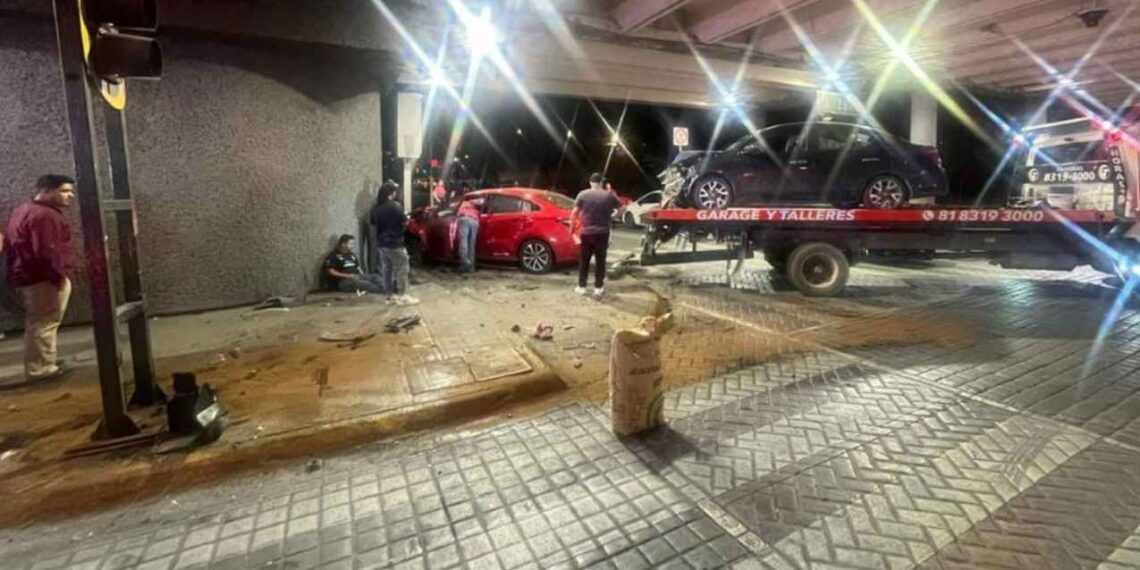Accidente en Monterrey deja dos personas lesionadas
