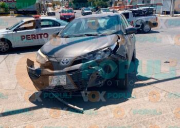 Choque entre autos deja daños materiales y caos vial en Cd. Victoria, Tamaulipas