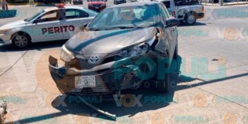 Choque entre autos deja daños materiales y caos vial en Cd. Victoria, Tamaulipas