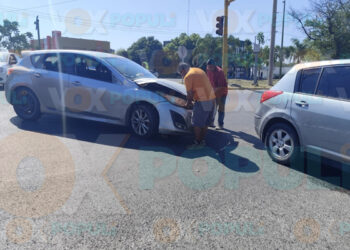 Choque entre dos autos genera caos vial frente a la central de autobuses en Cd. Victoria, Tamaulipas