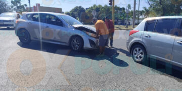 Choque entre dos autos genera caos vial frente a la central de autobuses en Cd. Victoria, Tamaulipas