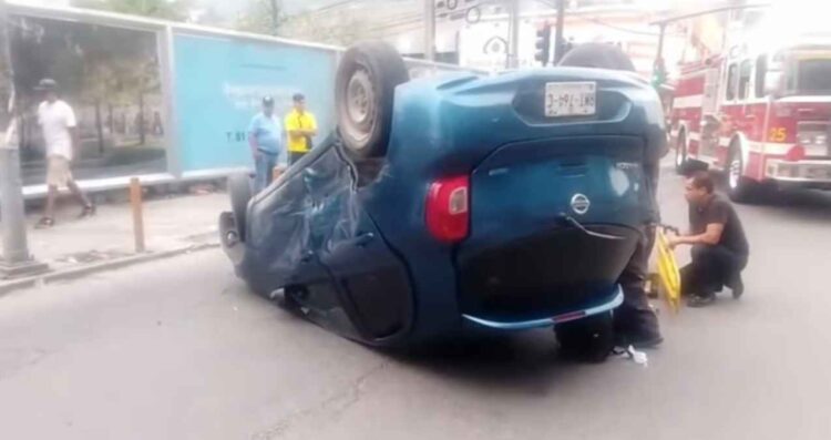 Choque múltiple con volcadura deja un automovilista herido en el Centro de Monterrey, NL