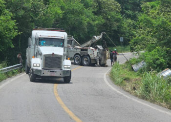 Cierran carretera Llera-Mante por maniobras tras volcadura de tráiler