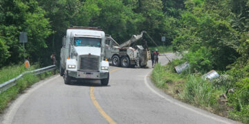 Cierran carretera Llera-Mante por maniobras tras volcadura de tráiler