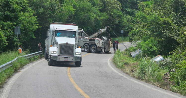 Cierran carretera Llera-Mante por maniobras tras volcadura de tráiler