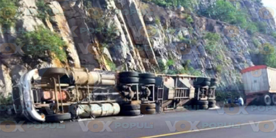 Cierran tramo para retirar tráiler volcado con sorgo en la carretera Rumbo Nuevo en Tamaulipas