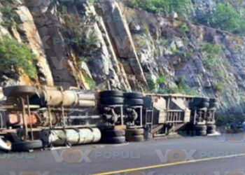 Cierran tramo para retirar tráiler volcado con sorgo en la carretera Rumbo Nuevo en Tamaulipas