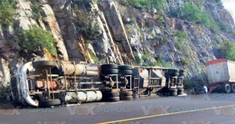 Cierran tramo para retirar tráiler volcado con sorgo en la carretera Rumbo Nuevo en Tamaulipas