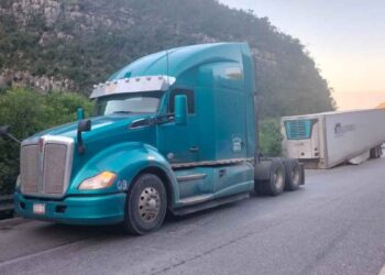 Ciudad Victoria: Se le desprende remolque a un tractocamión en la Carretera Rumbo Nuevo y provoca la afectación en la circulación