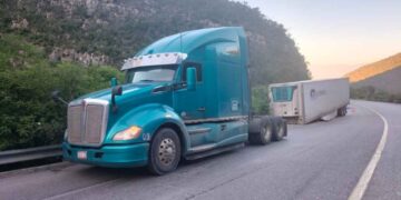 Ciudad Victoria: Se le desprende remolque a un tractocamión en la Carretera Rumbo Nuevo y provoca la afectación en la circulación