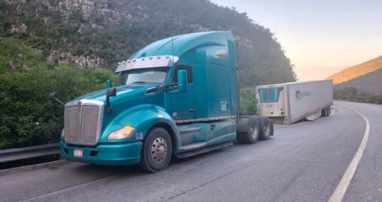Ciudad Victoria: Se le desprende remolque a un tractocamión en la Carretera Rumbo Nuevo y provoca la afectación en la circulación