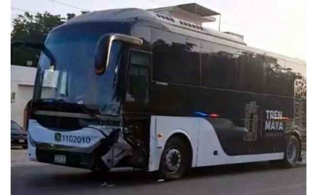 Conductor de autobús del Tren Maya huye tras chocar en Tulum, Quintana Roo