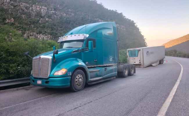 Ciudad Victoria: Se le desprende remolque a un tractocamión en la Carretera Rumbo Nuevo y provoca la afectación en la circulación