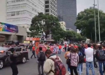 Ciudad de México: Docentes de la CNTE realizan manifestación pacífica hacia las oficinas de la SEP