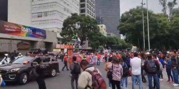 Ciudad de México: Docentes de la CNTE realizan manifestación pacífica hacia las oficinas de la SEP