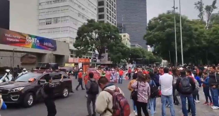 Ciudad de México: Docentes de la CNTE realizan manifestación pacífica hacia las oficinas de la SEP