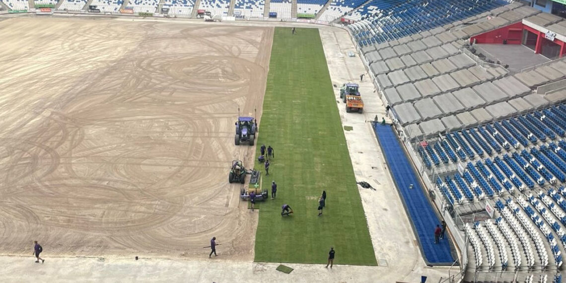 Comienzan a colocar el nuevo césped del estadio Monterrey