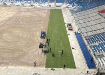 Comienzan a colocar el nuevo césped del estadio Monterrey