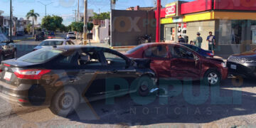 Conductor acelera con semáforo en cambio y provoca carambola en Cd. Victoria, Tamaulipas